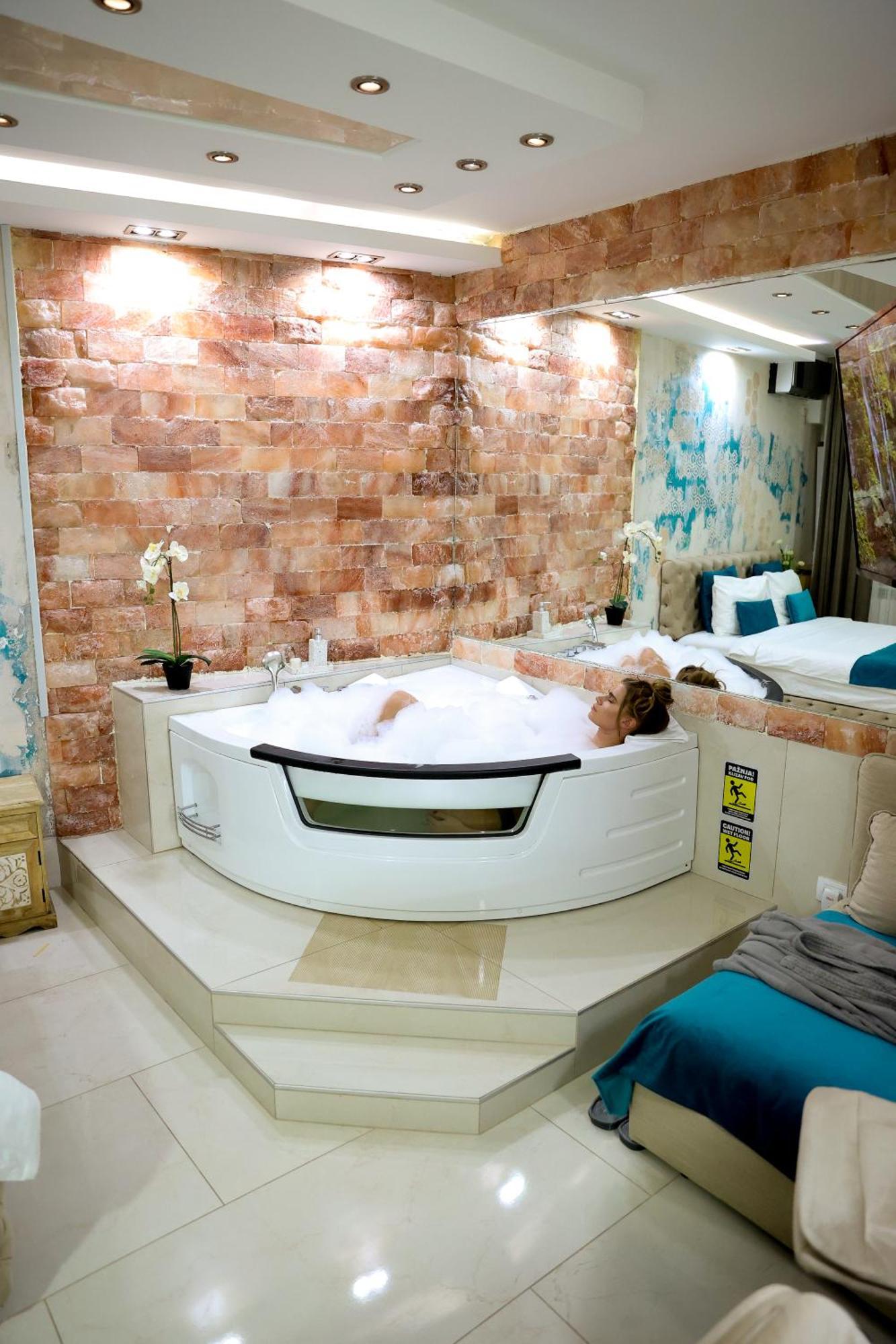 Design Apartment Premium Spa Lux 4 Star "Dubai" Completely Private Wellness & Spa Free Included Sauna & Jacuzzi & Salt Wall & Fire Place & 3D Ceilings & Business Wifi & Netflix & Keyless Code Entry & Full Smart App & Secure 2 Parking Place Cuprija Exterior photo